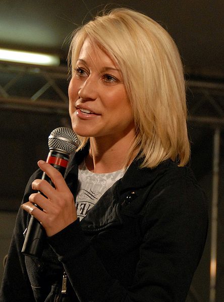 Kellie Pickler took time off the stage to interact with some of her 